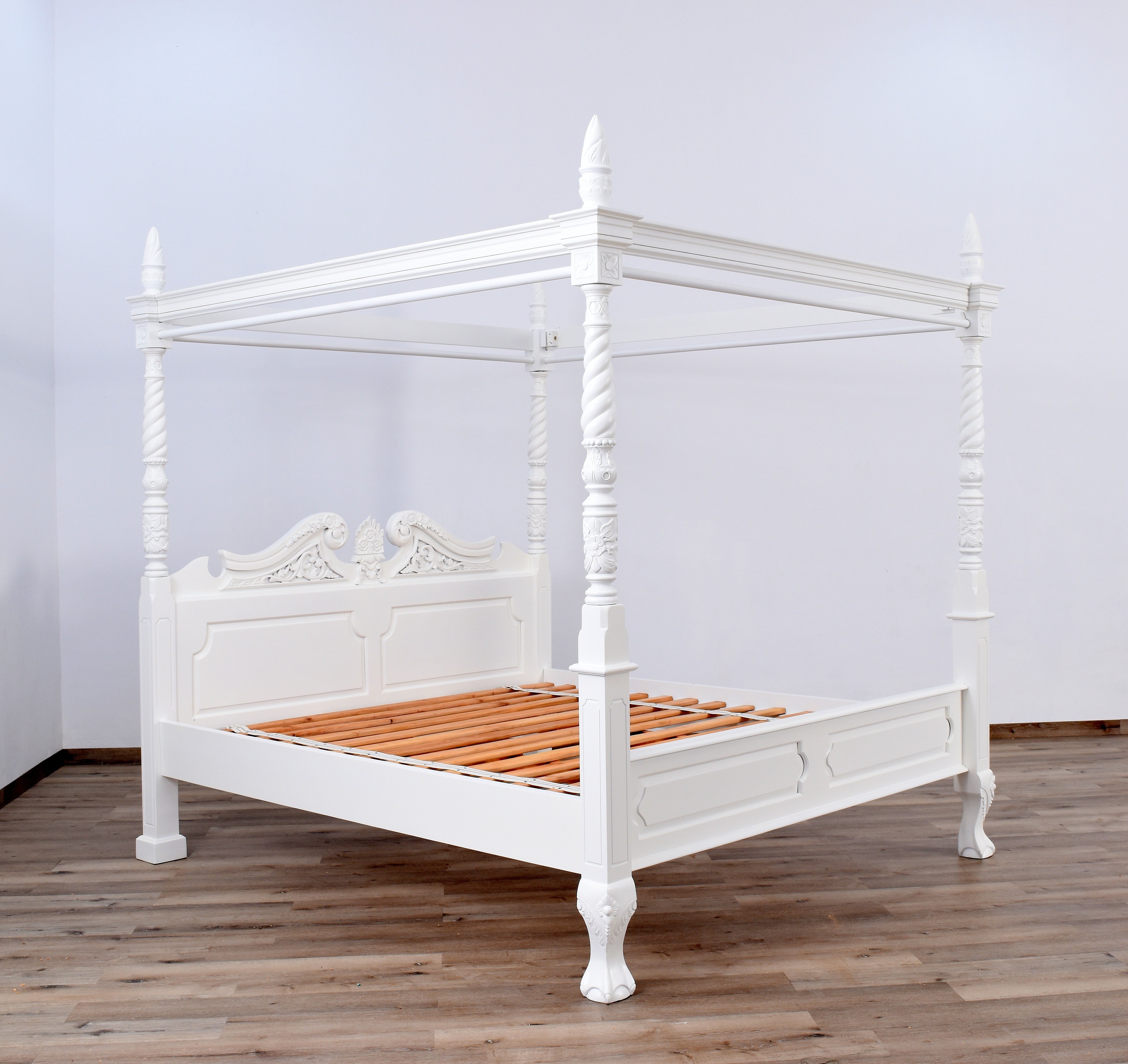 White queen deals poster bed